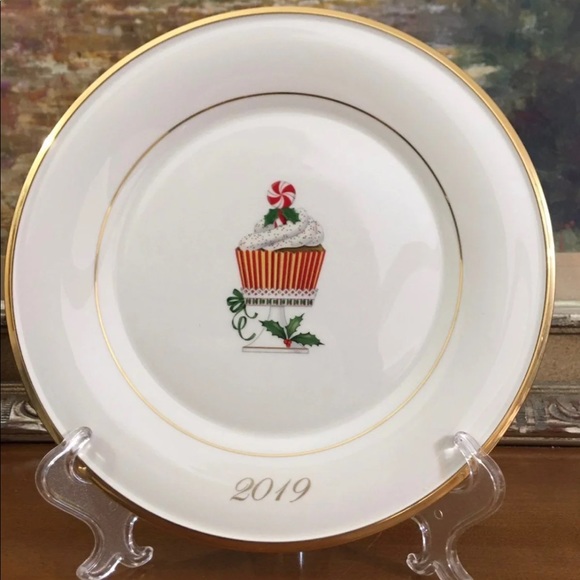 Lenox Annual Holiday Plate 2019 24K Gold Rim Cupcake NWT - Picture 4 of 5